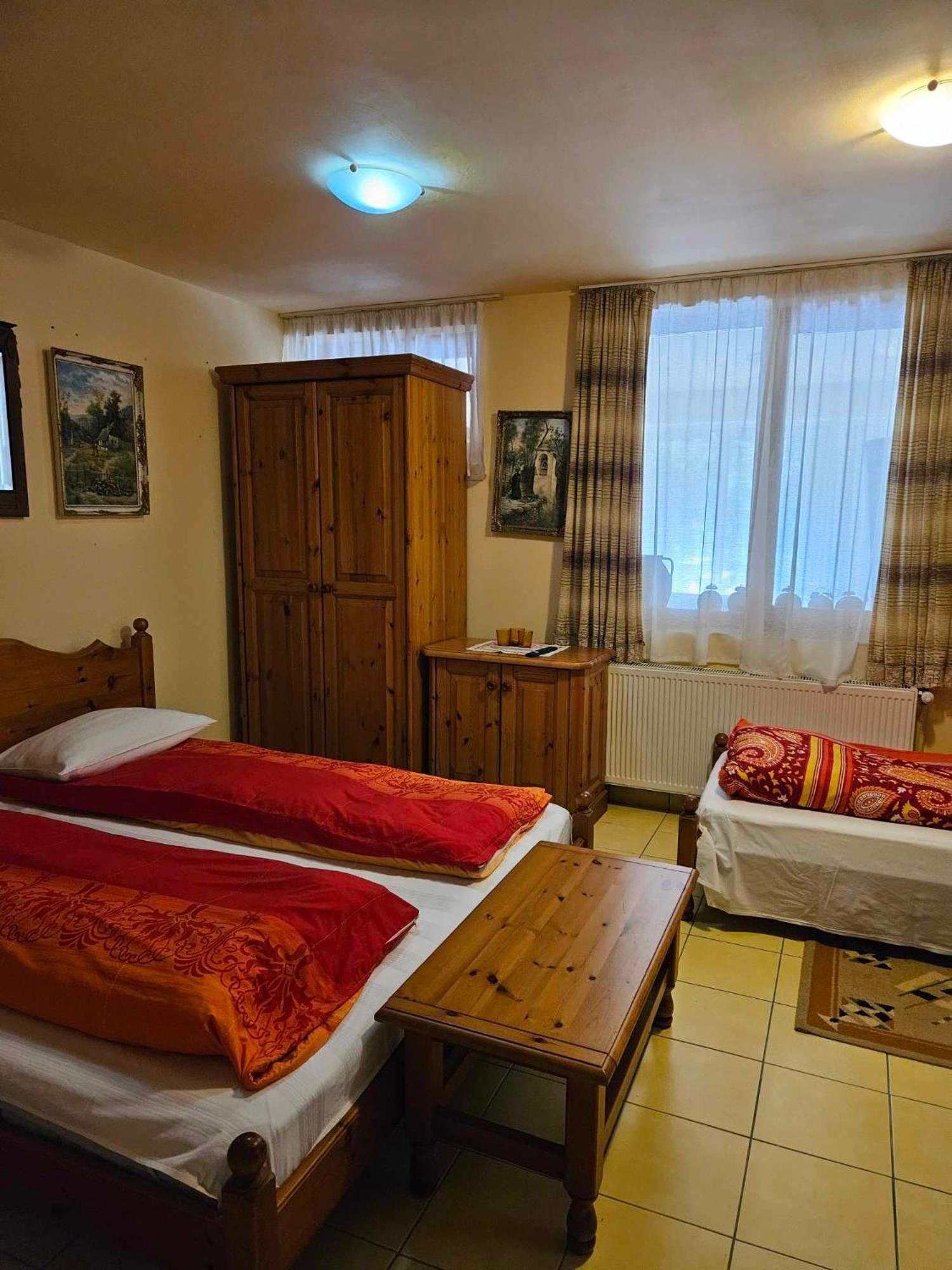 Panzio Anett Bed & Breakfast Pietroasa  Exterior foto